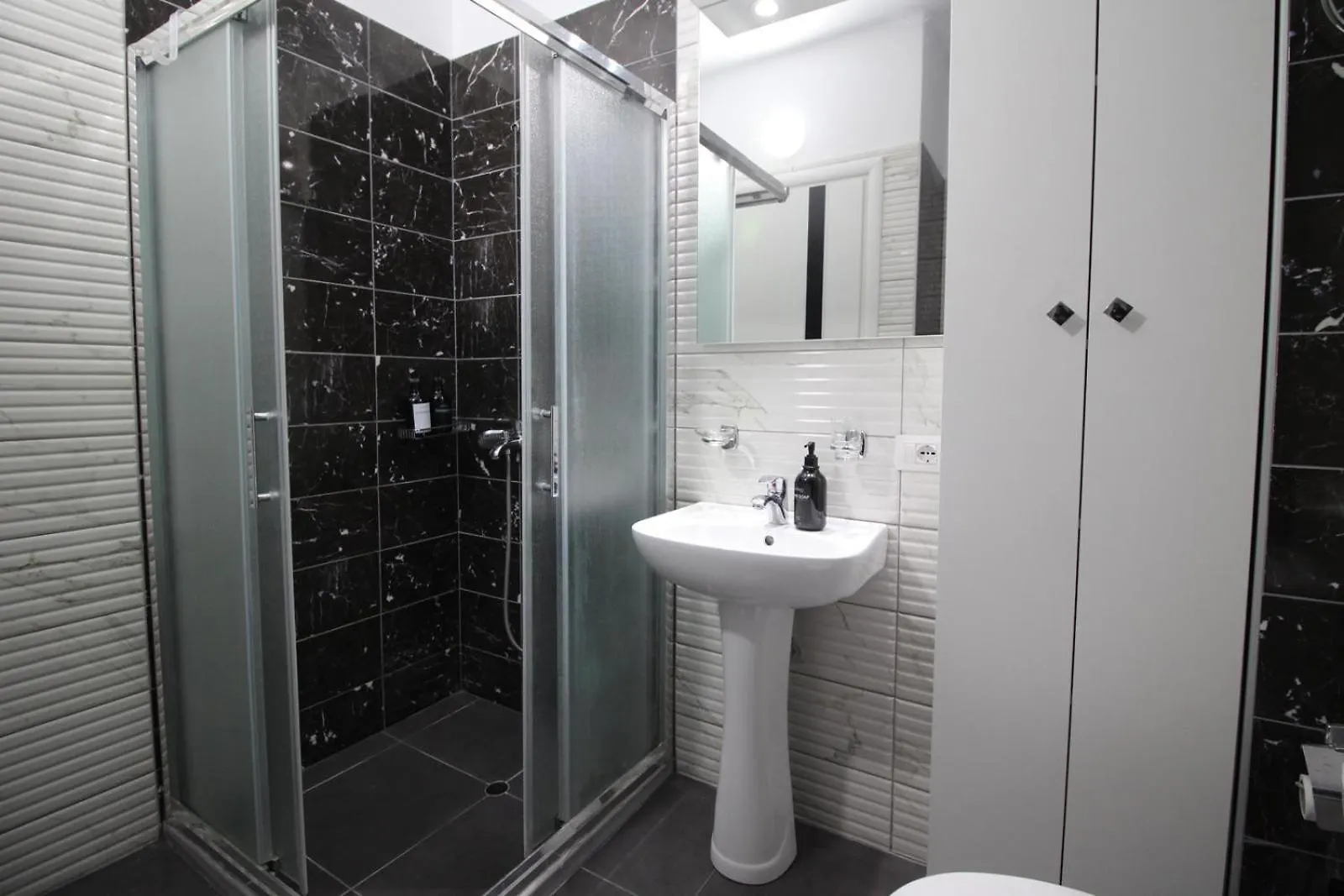 Gjashtë Motra Apartment